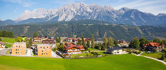 Panoramaansicht der Alpenrock Appartements Schladming mit Bergblick 